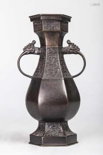 Vase a corps hexagonal serti de larges anses à tête de chimè...