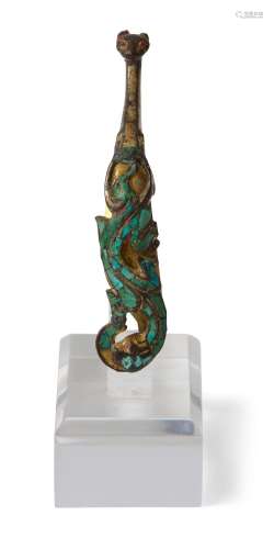 A RARE CHINESE TURQUOISE AND CINNABAR INLAID GILT-BRONZE BEL...