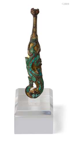 A RARE CHINESE TURQUOISE AND CINNABAR INLAID GILT-BRONZE BEL...