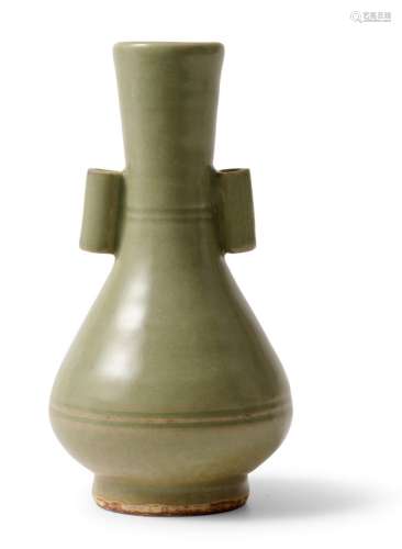 A CHINESE LONGQUAN CELADON ARROW VASE MING DYNASTY (1368-164...