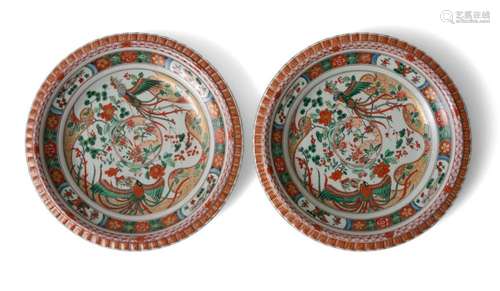 A PAIR OF CHINESE WUCAI/FAMILLE VERTE PIE-CRUST RIM DISHES K...