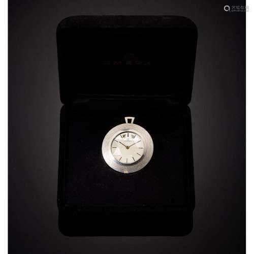 Omega, vers 1970. Une rare montre pendentif en or blanc, boî...