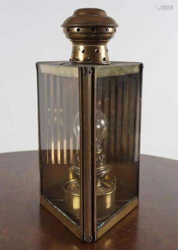 19TH-CENTURY WALL MOUNTED BRASS OIL LAMP