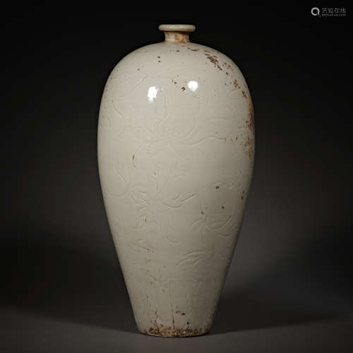 Plum vase from ding Kiln in Song Dynasty