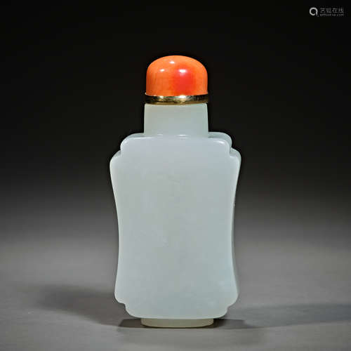 Hetian jade snuff bottle from Qing Dynasty