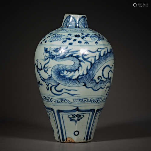 Chinese Ming dynasty blue and white dragon vase