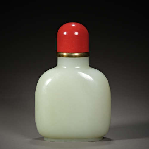 Hetian jade snuff bottle from Qing Dynasty