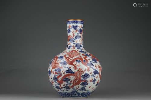 Blue-and-white Globular-shaped Vase with Iron Red Dragon Des...