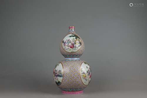 Famille Rose Gourd-shaped Vase with Figure Design on A Decor...