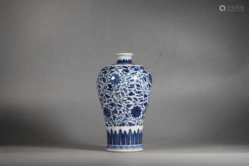 Blue-and-white Plum Vase with Interlaced Lotus Design,Kangxi...