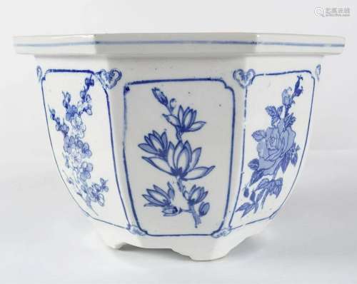 LARGE CHINESE BLUE AND WHITE JARDINIERE