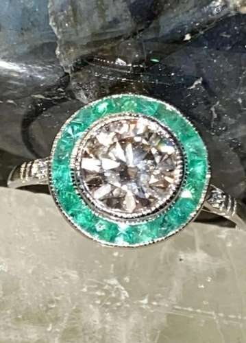 18CT WHITE GOLD DIAMOND & EMERALD TARGET RING