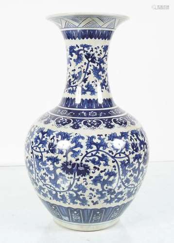 LARGE CHINESE BLUE AND WHITE VASE