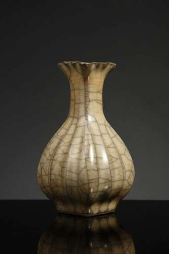 Arte Cinese A lobed craquelÃ© porcelain vase China,