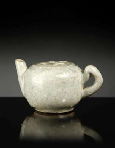 Arte Cinese A small celadon pourer China, Yuan dynasty