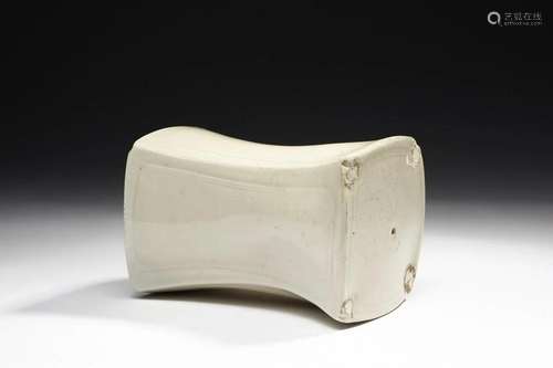 Arte Cinese A porcelain headrest China, Song dynasty