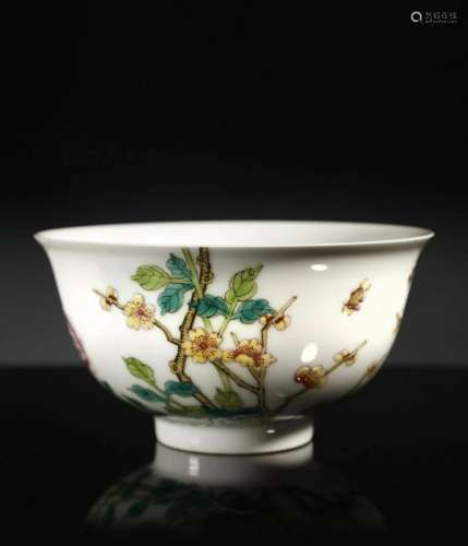 Arte Cinese A porcelain Yangcai cupChina, Qing