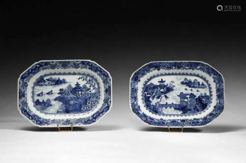 Arte Cinese A pair of porcelain chargers China, Qing