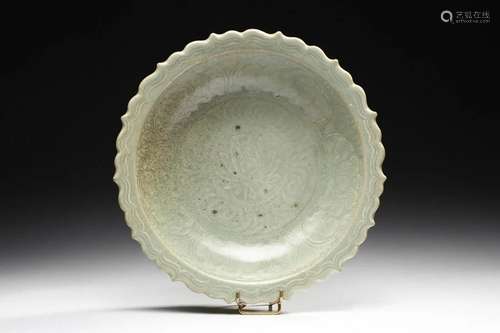 Arte Cinese A celadon glazed dish with foliated rim