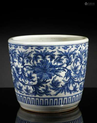 Arte Cinese A blue and white porcelain jardinierChina,