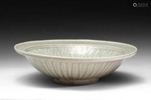 Arte Cinese A Celadon dish with short brim China, Yuan