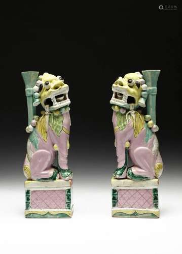 Arte Cinese A pair of polychrome porcelain lion shaped