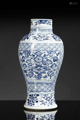 Arte Cinese A blue and white porcelain baluster vase