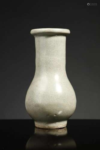 Arte Cinese A craquelÃ© glazed porcelain bottle China,