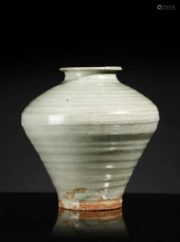 Arte Cinese A celadon bullet shaped jar China, Yuan