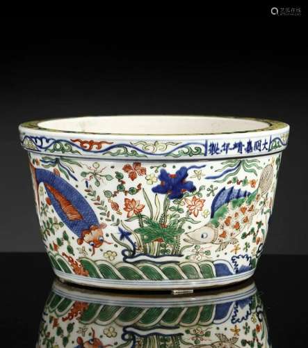 Arte Cinese A small wucai cachepot China, Qing