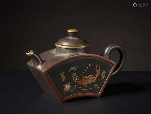 Arte Cinese A fan shaped Yixing teapot decorated with