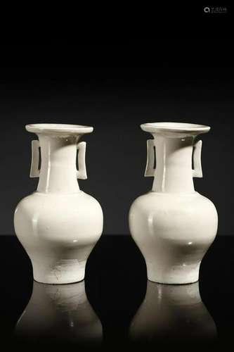 Arte Cinese A pair of Dehua altar vasesChina, Ming