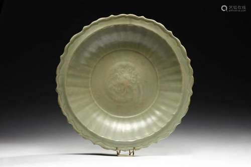 Arte Cinese A celadon charger with lobed edge China,