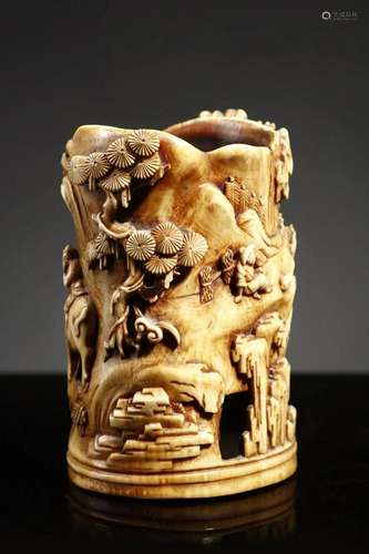 Arte Cinese An ivory bitong brushpot carved with