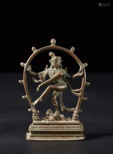 Arte Indiana A bronze Shiva Nataraja devotional figure