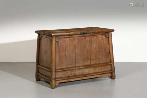 Arte Cinese A large wood coffer China, Qing dynasty,