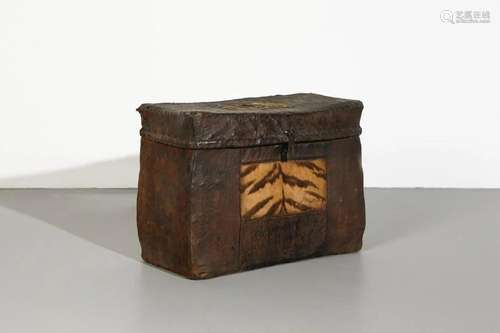 Arte Himalayana A leather chest decorated with tiger