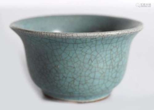 CHINESE QING BLUE AND WHITE CRACKLE GLAZE BOWL