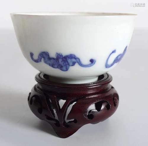 CHINESE QING KANGXI BLUE AND WHITE CUP