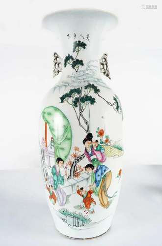 CHINESE QING FAMILLE ROSE VASE