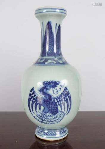 18TH-CENTURY BLUE AND WHITE VASE