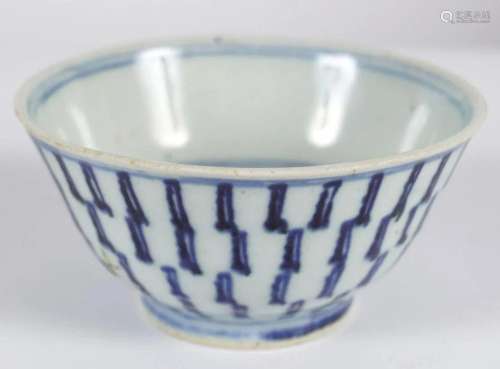 18TH-CENTURY BLUE AND WHITE BOWL