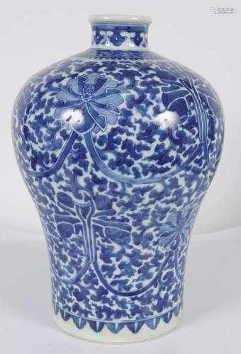 19TH-CENTURY CHINESE BLUE AND WHITE VASE
