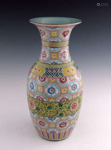 A 19th Century Chinese baluster vase, de