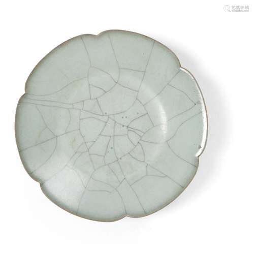 GE-TYPE CRACKLE-GLAZED LOBED DISH QING DYNASTY, 19TH