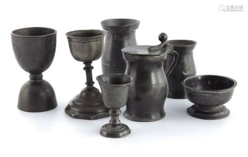 A collection of small pewter items, to i