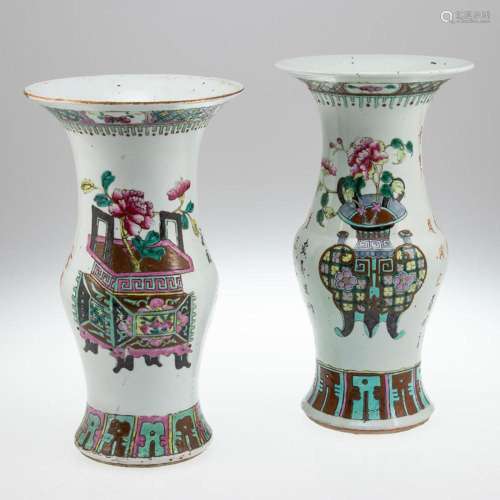 Zwei Famille Rose-Vasen, China, 19. Jahrhundert