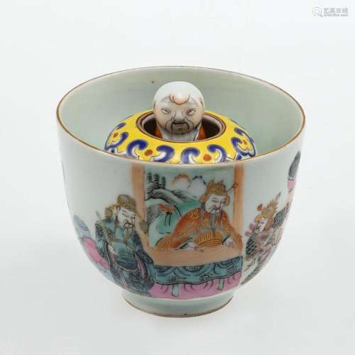 Teeschale mit schwimmender Figur, China, Anfang 20. Jahrhund...