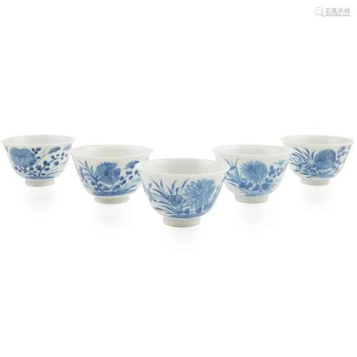 GROUP OF FIVE BLUE AND WHITE CUPS QING DYNASTY, JIAQING