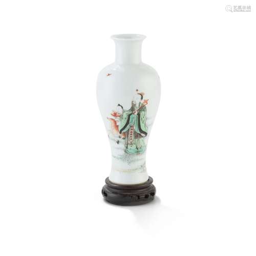 SMALL FAMILLE VERTE BALUSTER VASE QING DYNASTY, 19TH